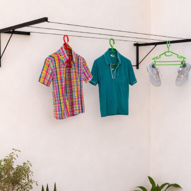 Perchas-en-Ténder-de-pared-con-zapatillas,-camisa-manga-corta-y-chomba-OK